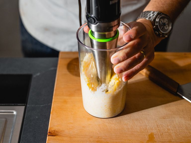 Schritt 1: Butter, Olivenöl, fein geriebener Parmesan, Salz und Pfeffer beigeben und mit einem Stabmixer fein pürieren. Schritt 1: Butter, Olivenöl, fein geriebener Parmesan, Salz und Pfeffer beigeben und mit einem Stabmixer fein pürieren.