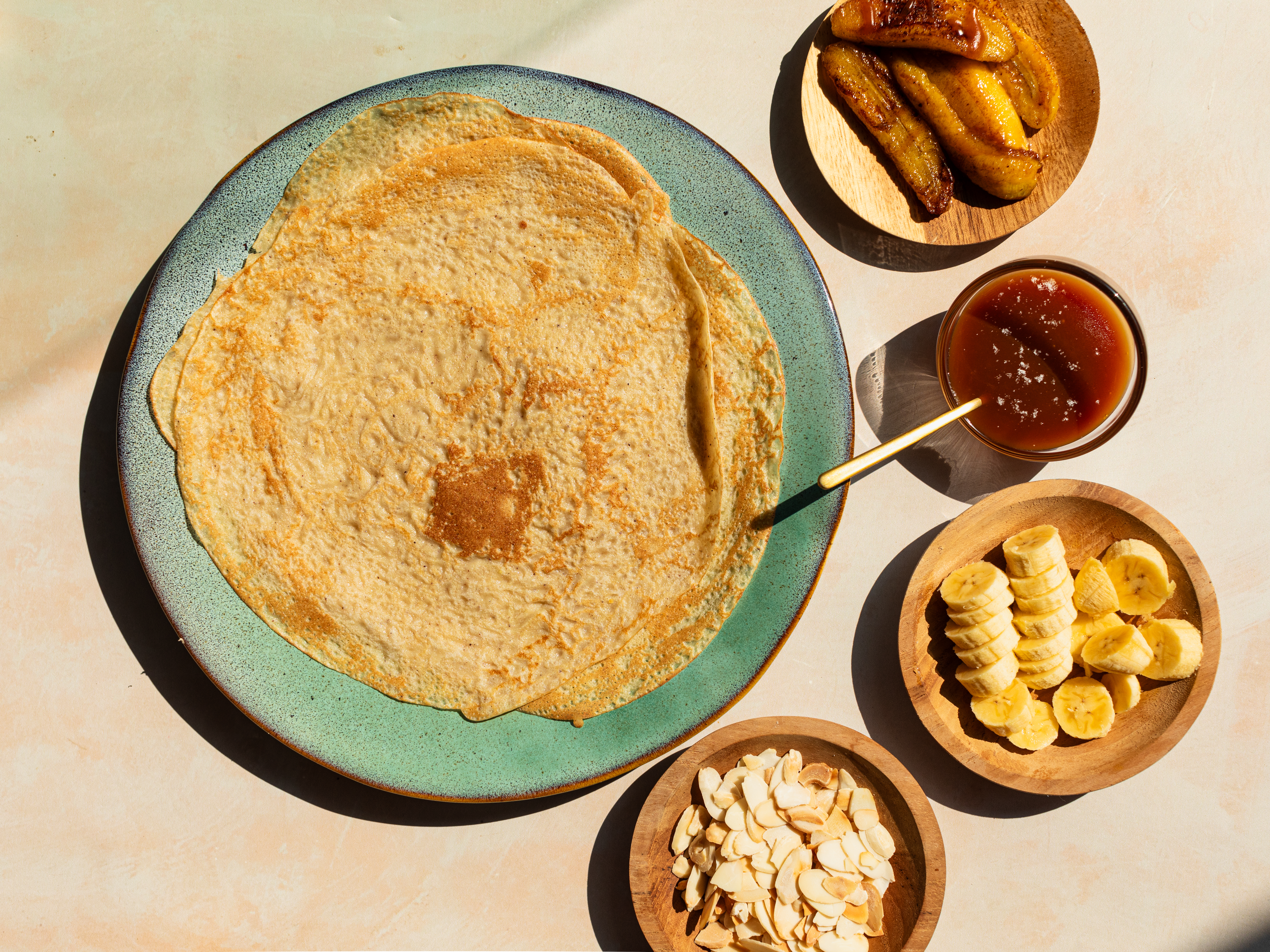 Schritt 6: Die fertigen Crêpes mit Karamell, Bananen und Mandeln füllen