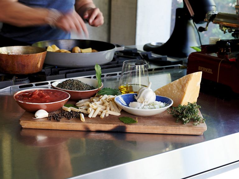 Schritt 2: Tomatensauce für Pasta et Lenticche zubereiten Schritt 2: Tomatensauce für Pasta et Lenticche zubereiten