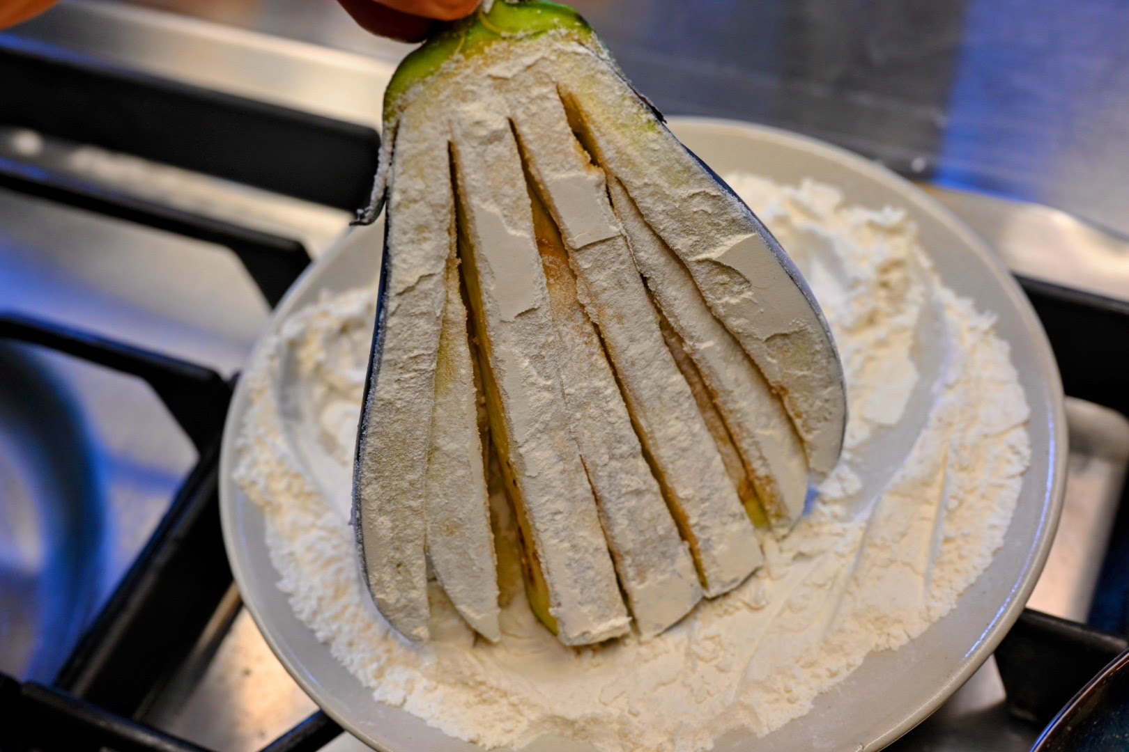 Schritt 2: Auberginen für Gebackenes Auberginenfächer-Steak panieren, ausbacken und servieren