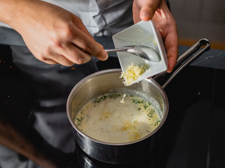 2. Kurz aufkochen lassen, dann die Hälfte vom Käse dazugeben und gut durchrühren. 2. Kurz aufkochen lassen, dann die Hälfte vom Käse dazugeben und gut durchrühren.
