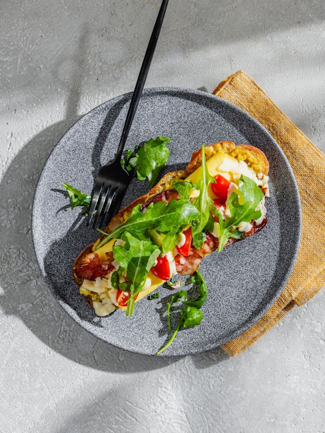 Frühstücks-Club-Toast mit Omelette Rezept Frühstücks-Club-Toast mit Omelette Rezept