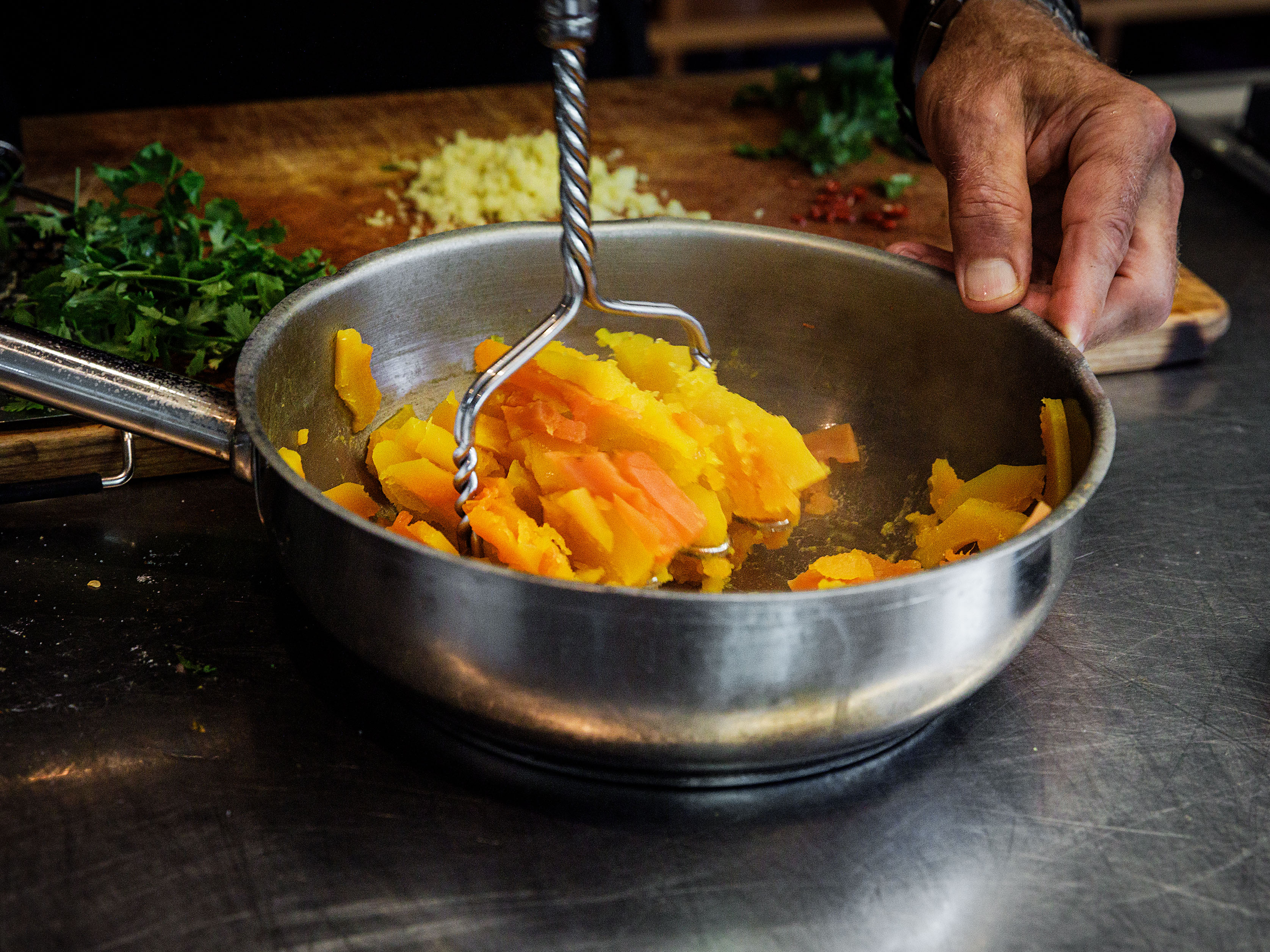 Schritt 2:  Kürbis für Kürbis mit Ingwer, ofengeschmorten Tomaten und Burrata würzen