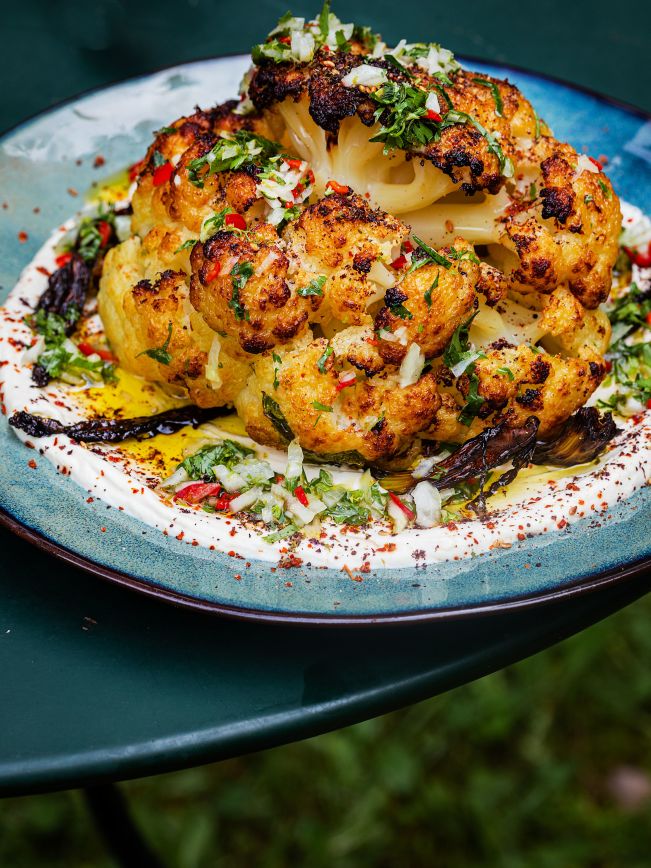 Gerösteter Blumenkohl mit Joghurt-Tahin-Sauce und Chili-Vinaigrette 1160x1546 Teaser