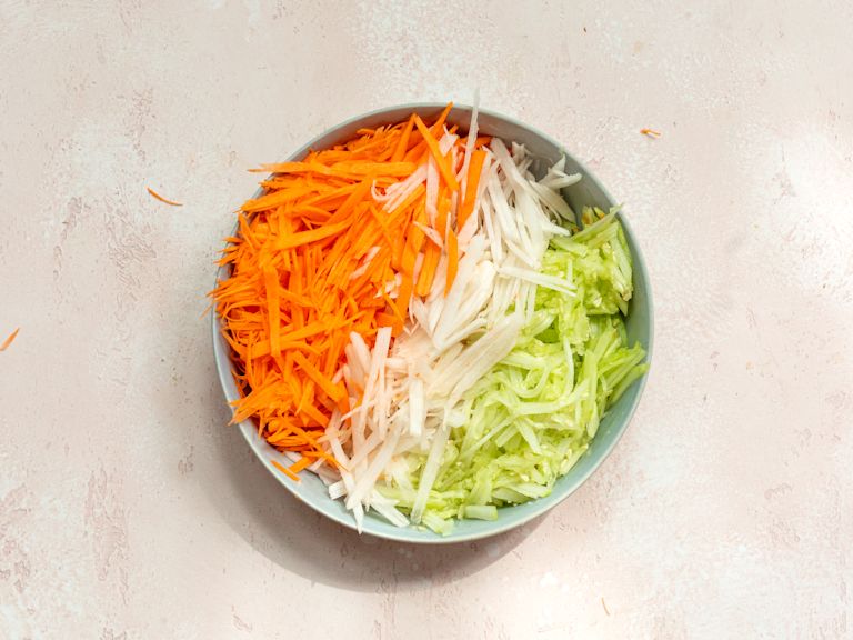 Schritt 1: Gemüse für Veganes Banh Mi Sandwich vorbereiten  Schritt 1: Gemüse für Veganes Banh Mi Sandwich vorbereiten