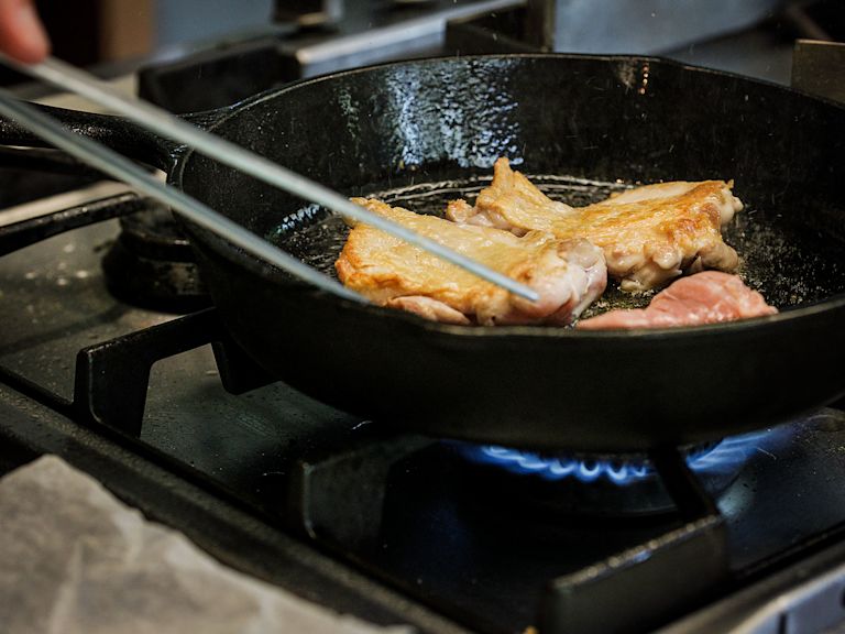 Schritt 1: Geflügel für Klassisches Hühnerfrikassee anbraten Schritt 1: Geflügel für Klassisches Hühnerfrikassee anbraten