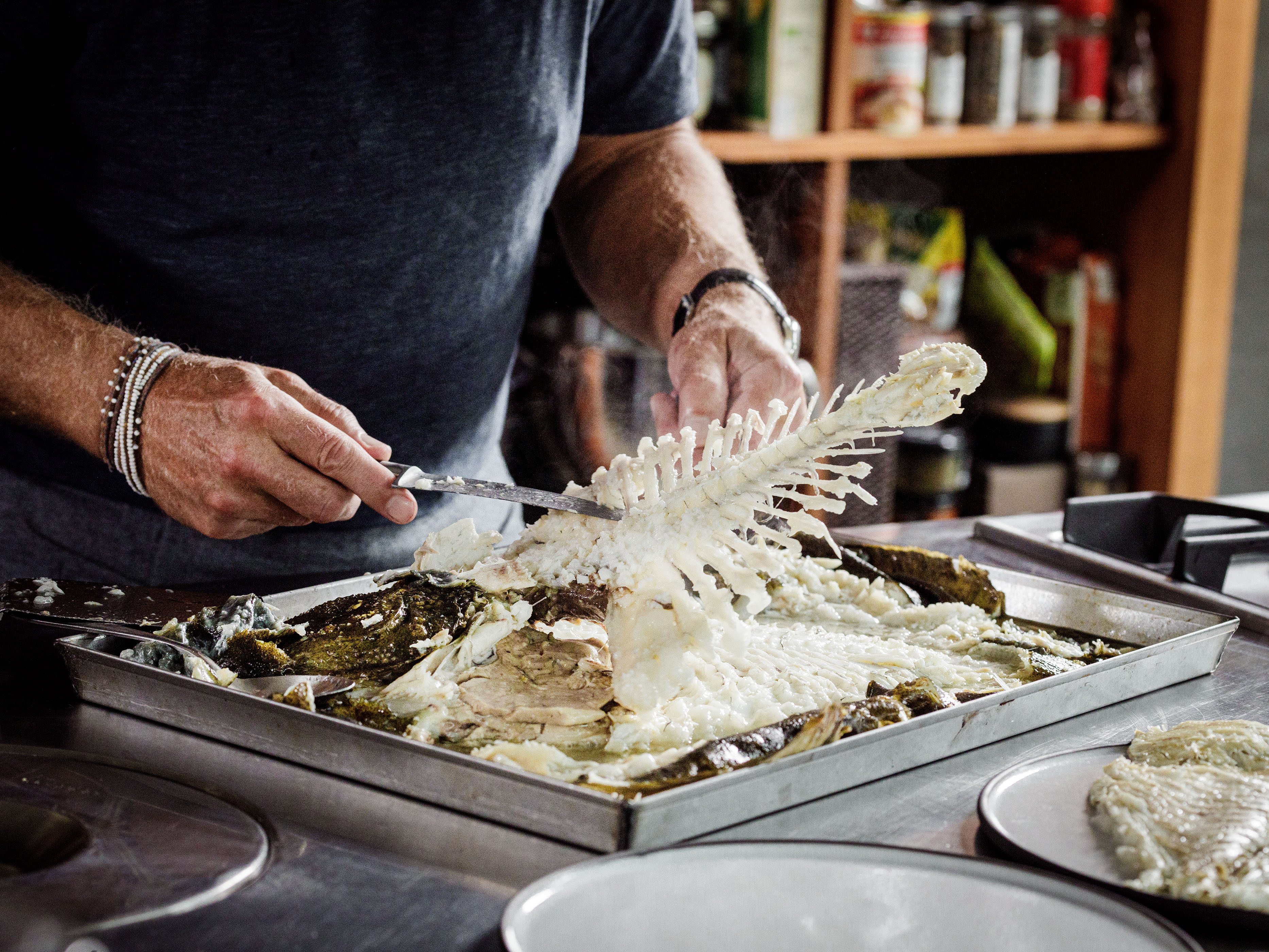 Schritt 2: Rückgrat samt Gräten abheben