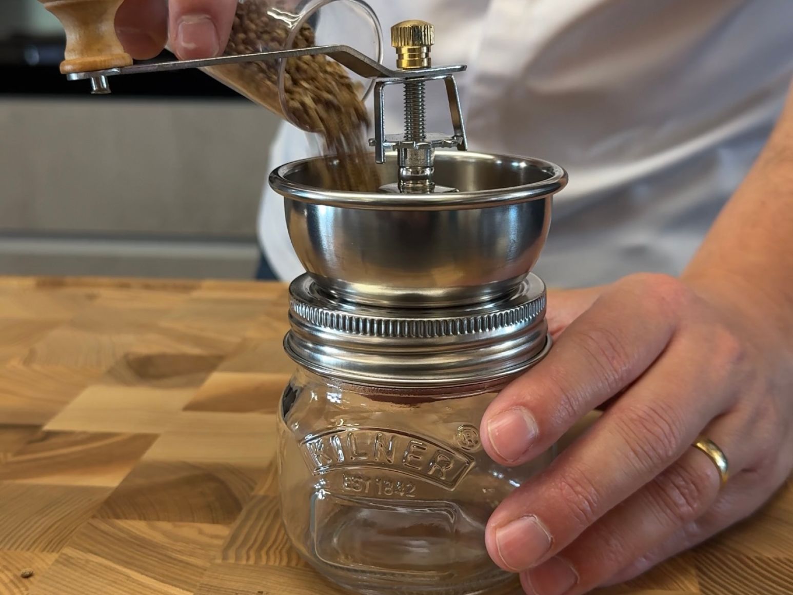 Gewürze in der Gewürzmühle frisch mahlen