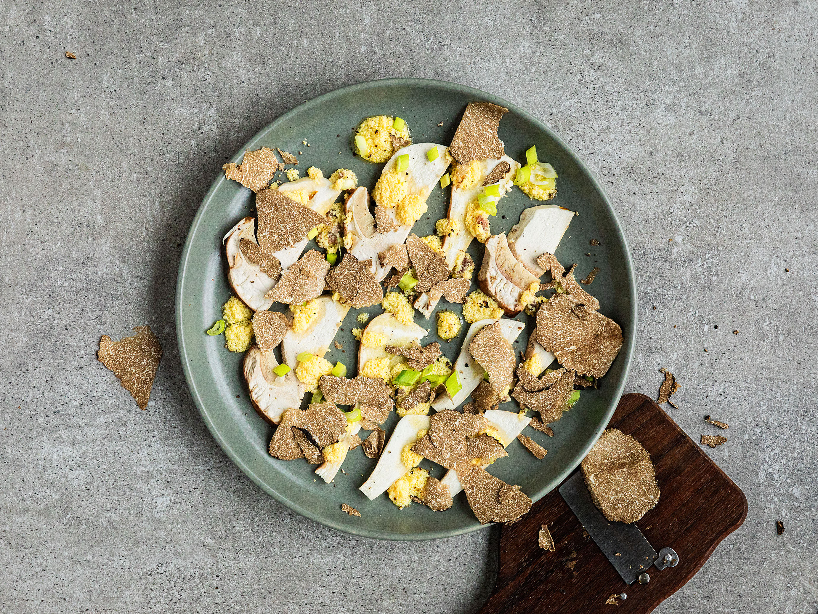 Schritt 3: Steinpilzsalat mit Trüffel anrichten