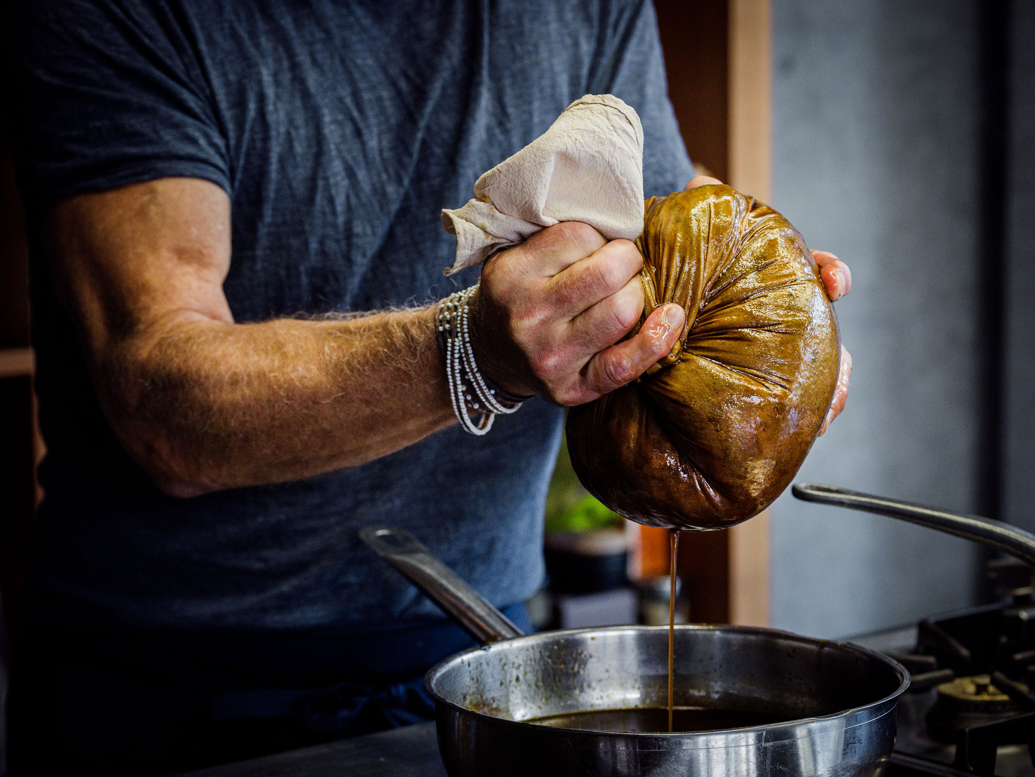 Schritt 3: Absieben und zur Essenz einkochen 