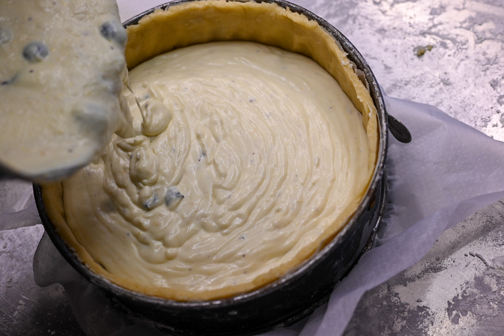 Schritt 3: Alles in die Form füllen und die Oberfläche mit einem Spachtel glattstreichen