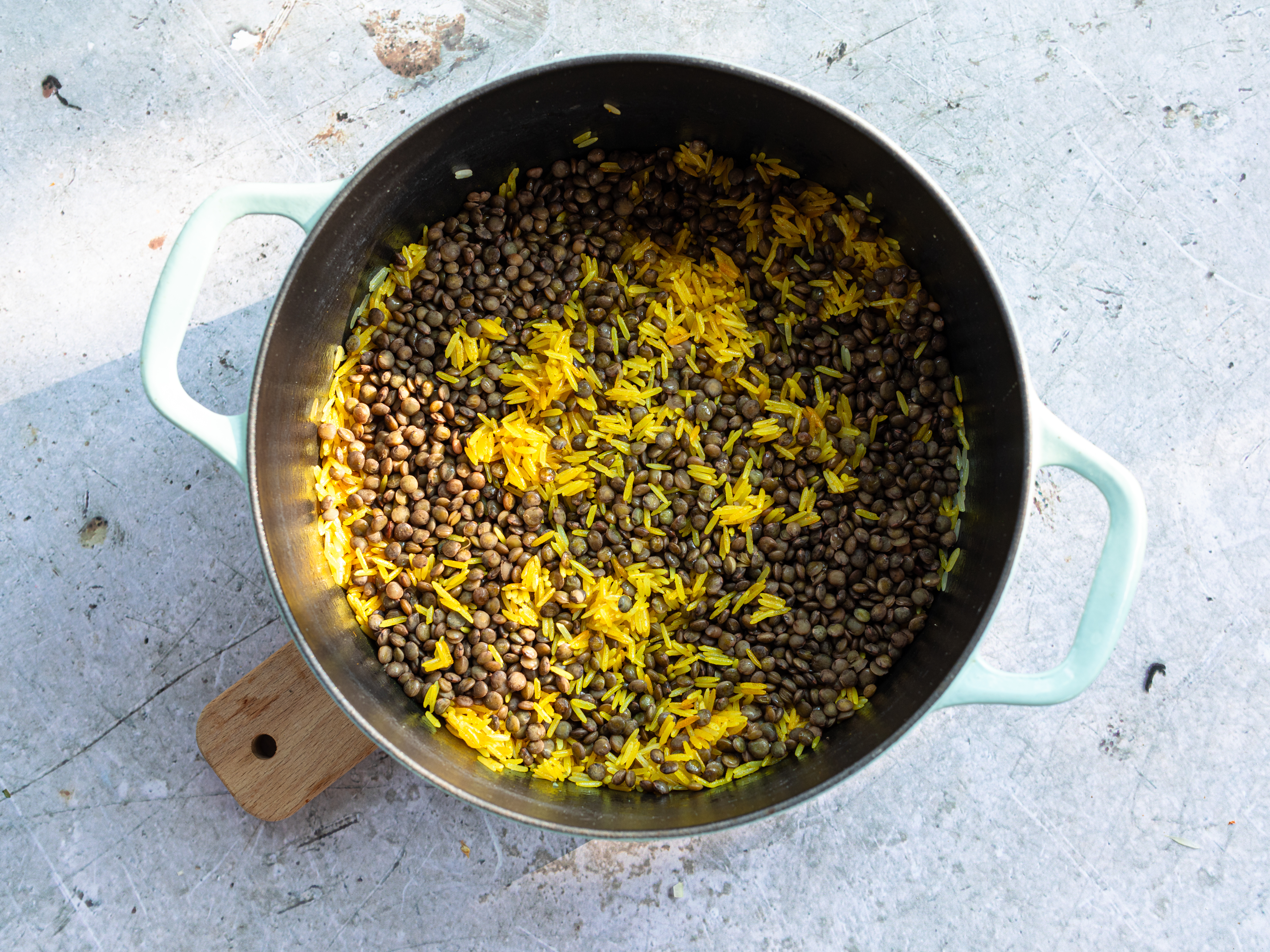 Schritt 4: Die gekochten Linsen zum Reis geben und vorsichtig vermengen