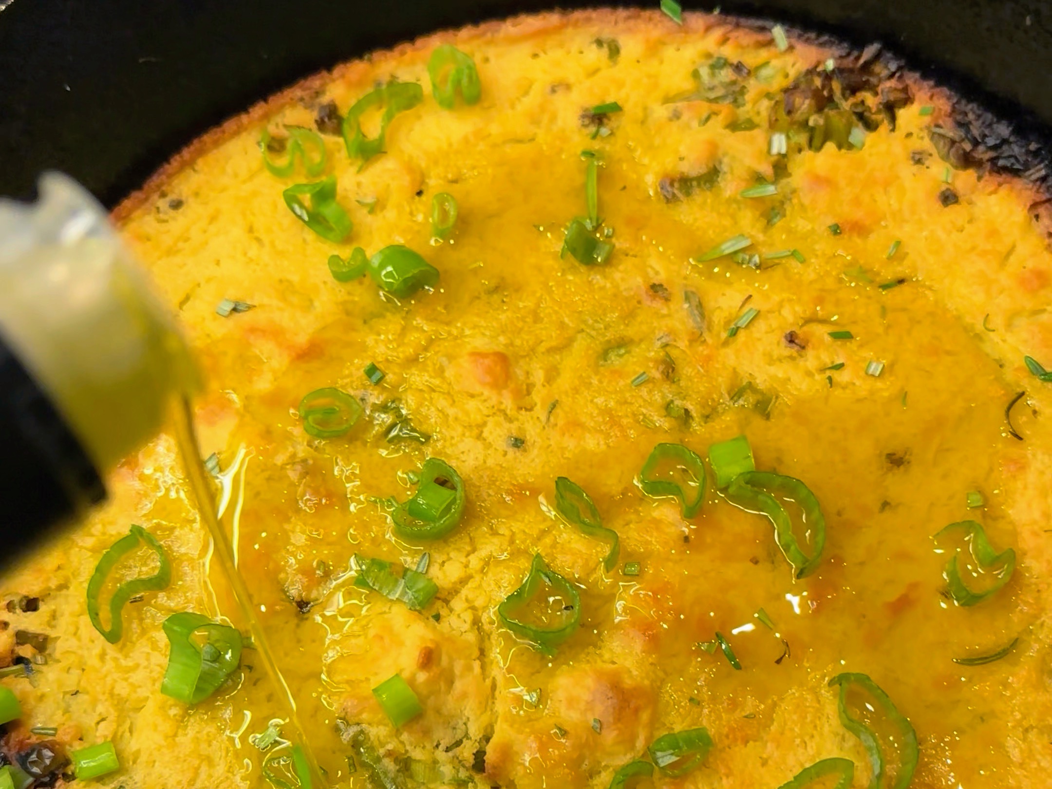 Schritt 3: Direkt in der Pfanne mit einem Teigschaber oder einer Palette in Stücke teilen, mit frischen Lauchzwiebeln bestreuen und sofort servieren