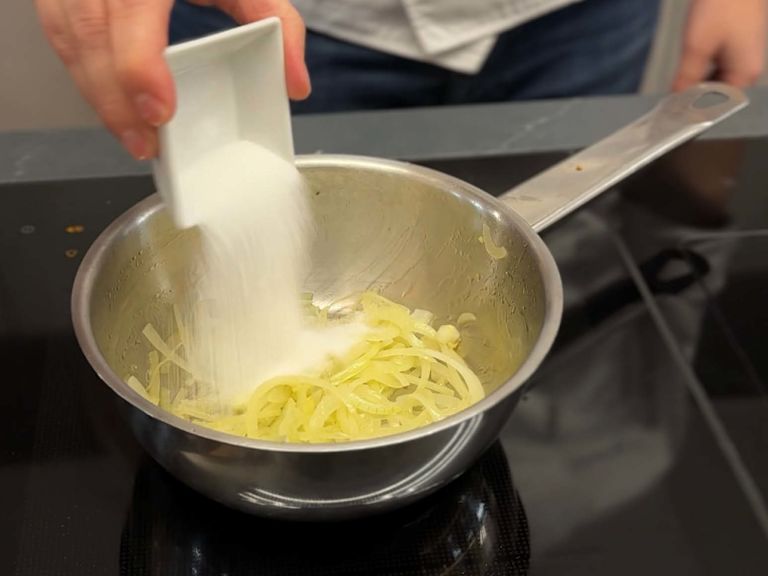 Step 4: Mit etwas Zucker stärker karamellisieren Step 4: Mit etwas Zucker stärker karamellisieren