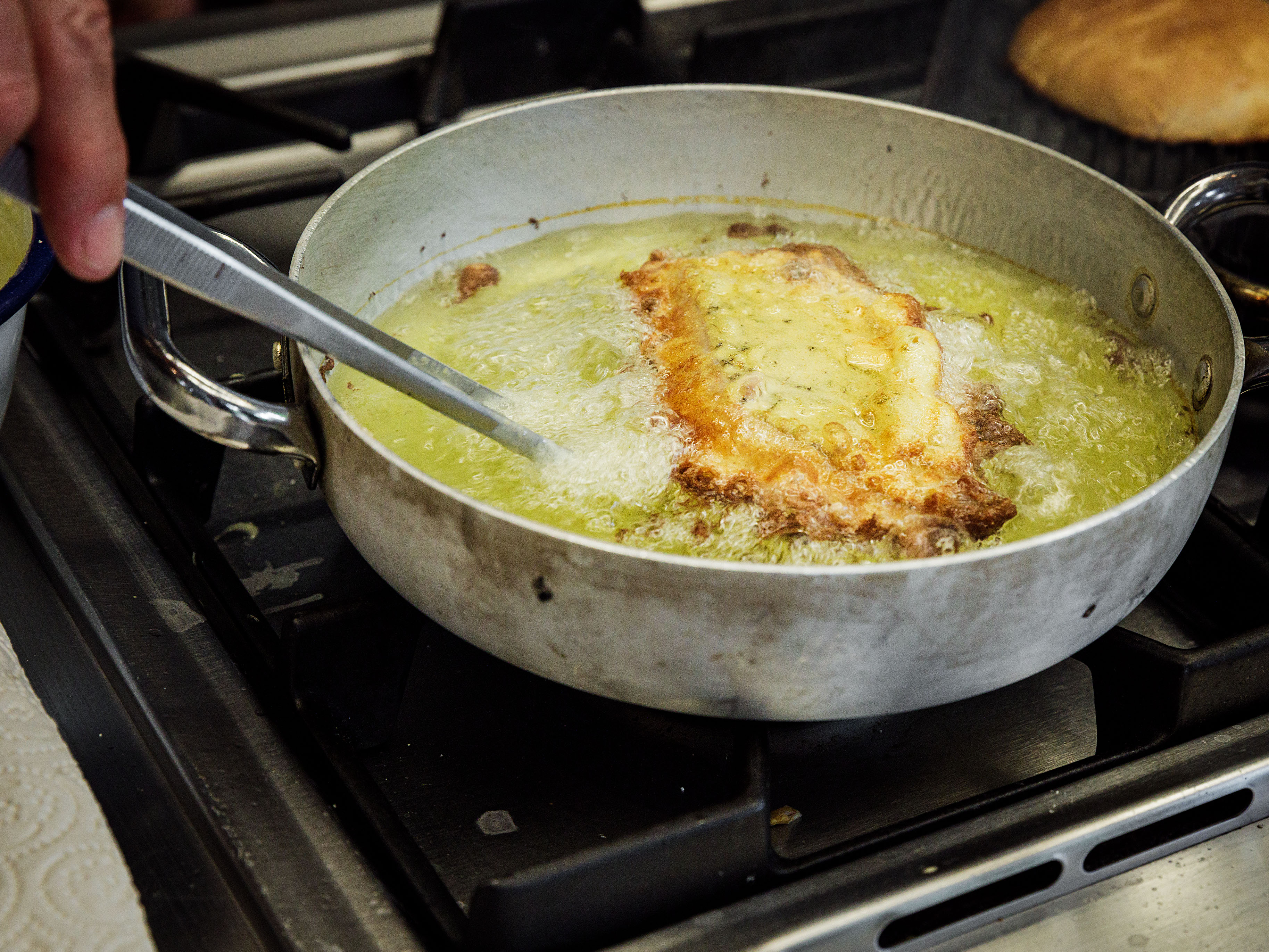 Schritt 2: Den Fisch portionsweise unter gelegentlichem Wenden frittieren, bis er goldbraun und durchgebraten ist