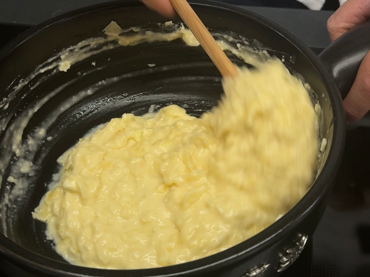 Step 6: Schmelzenden Käse gleichmässig rühren