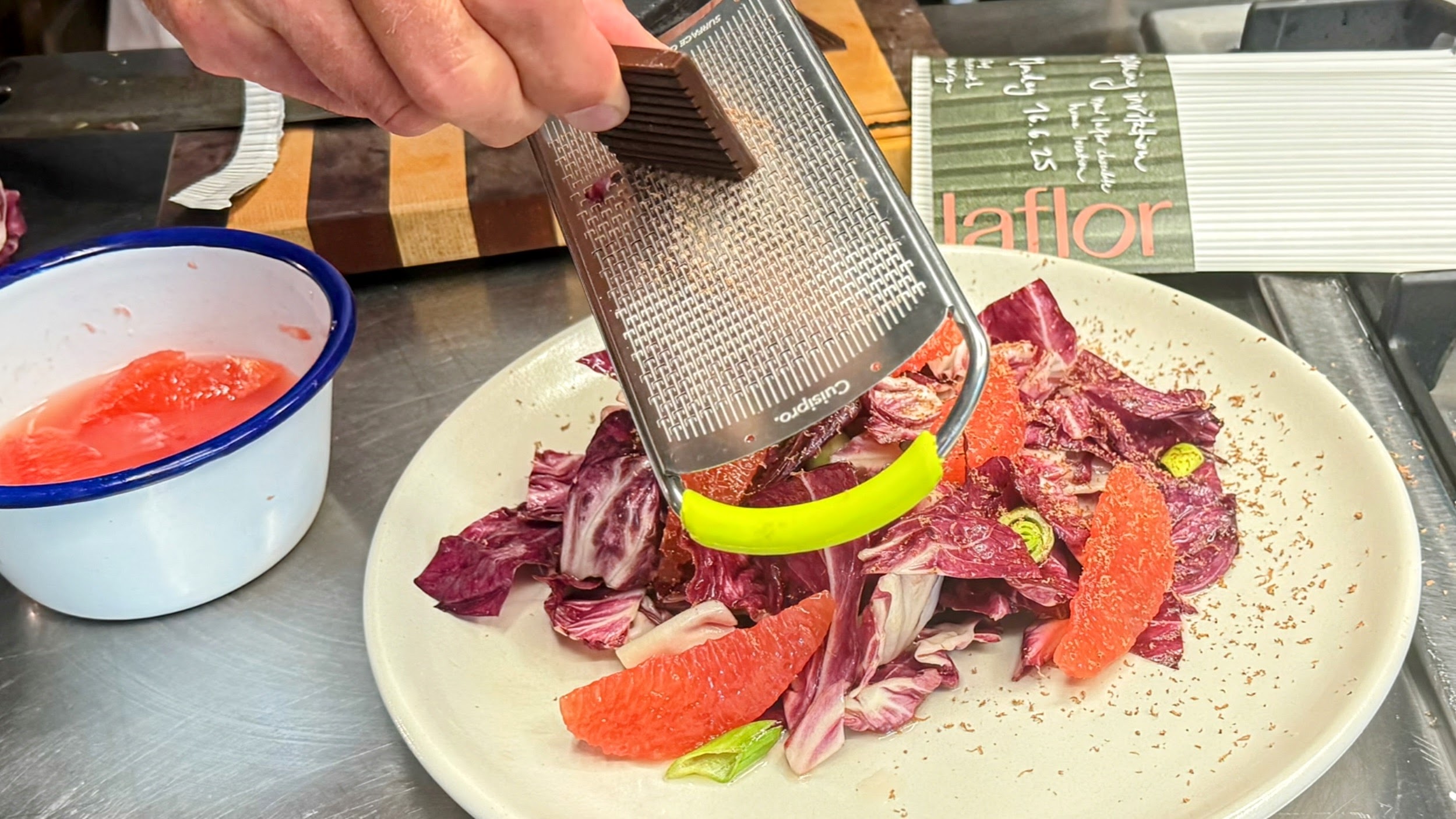 Schritt 2: Radiccio Salat mit Grapefruits und Schokolade anrichten