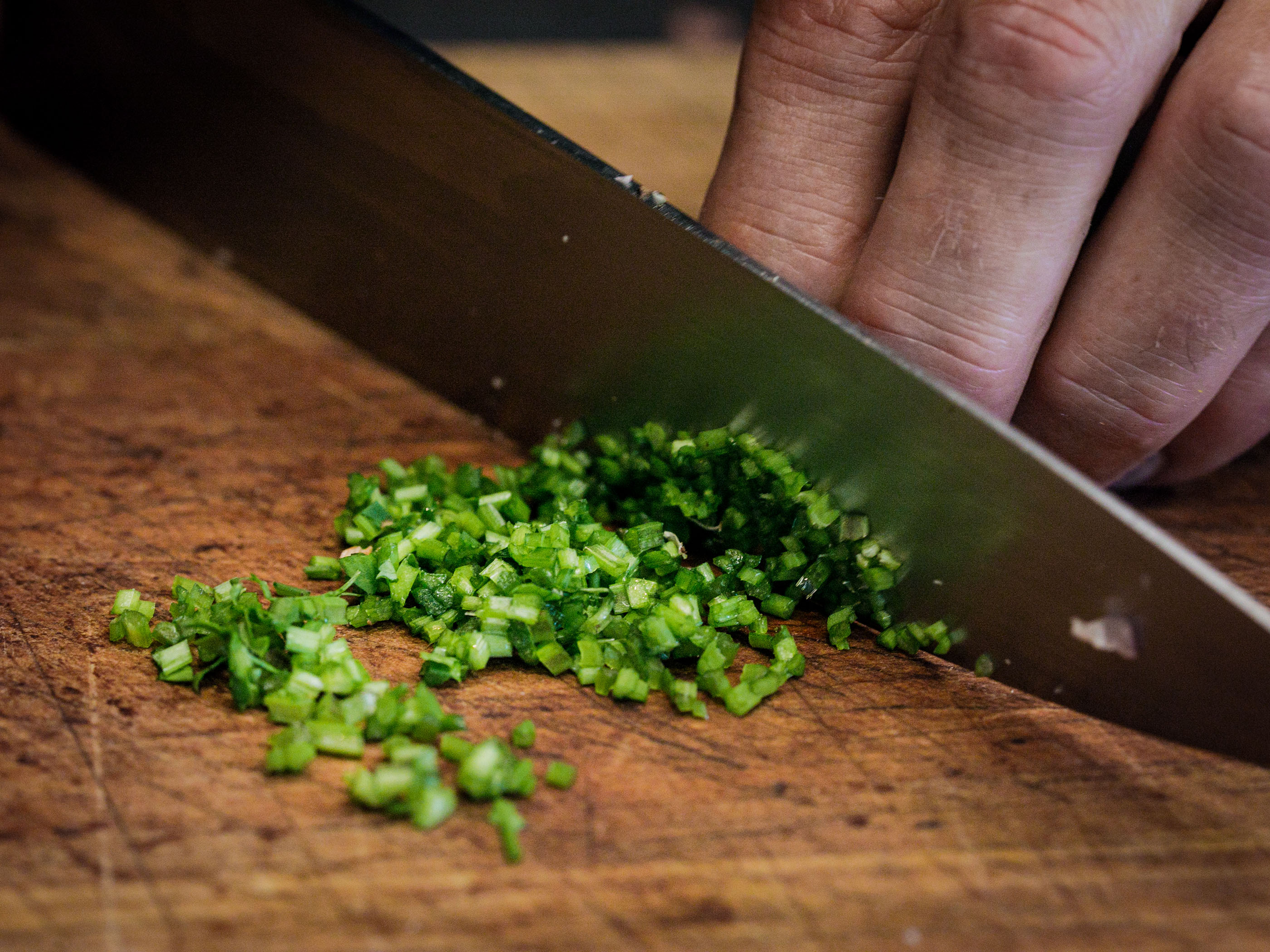 Schritt 1: Kräuter schneiden für die Suppen-Zauberkugel mit Gemüse
