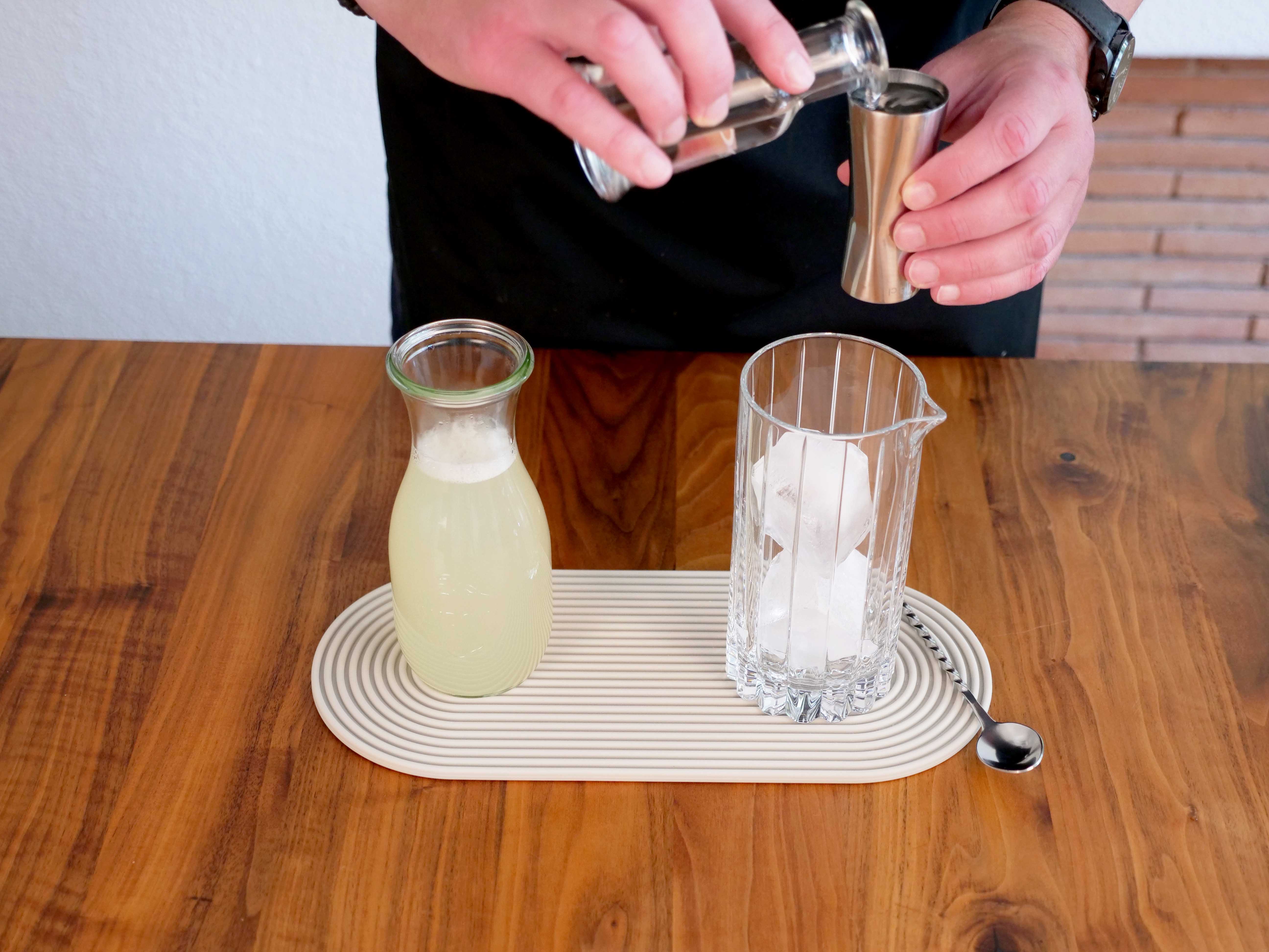 2. Gin & Cordial zusammengeben