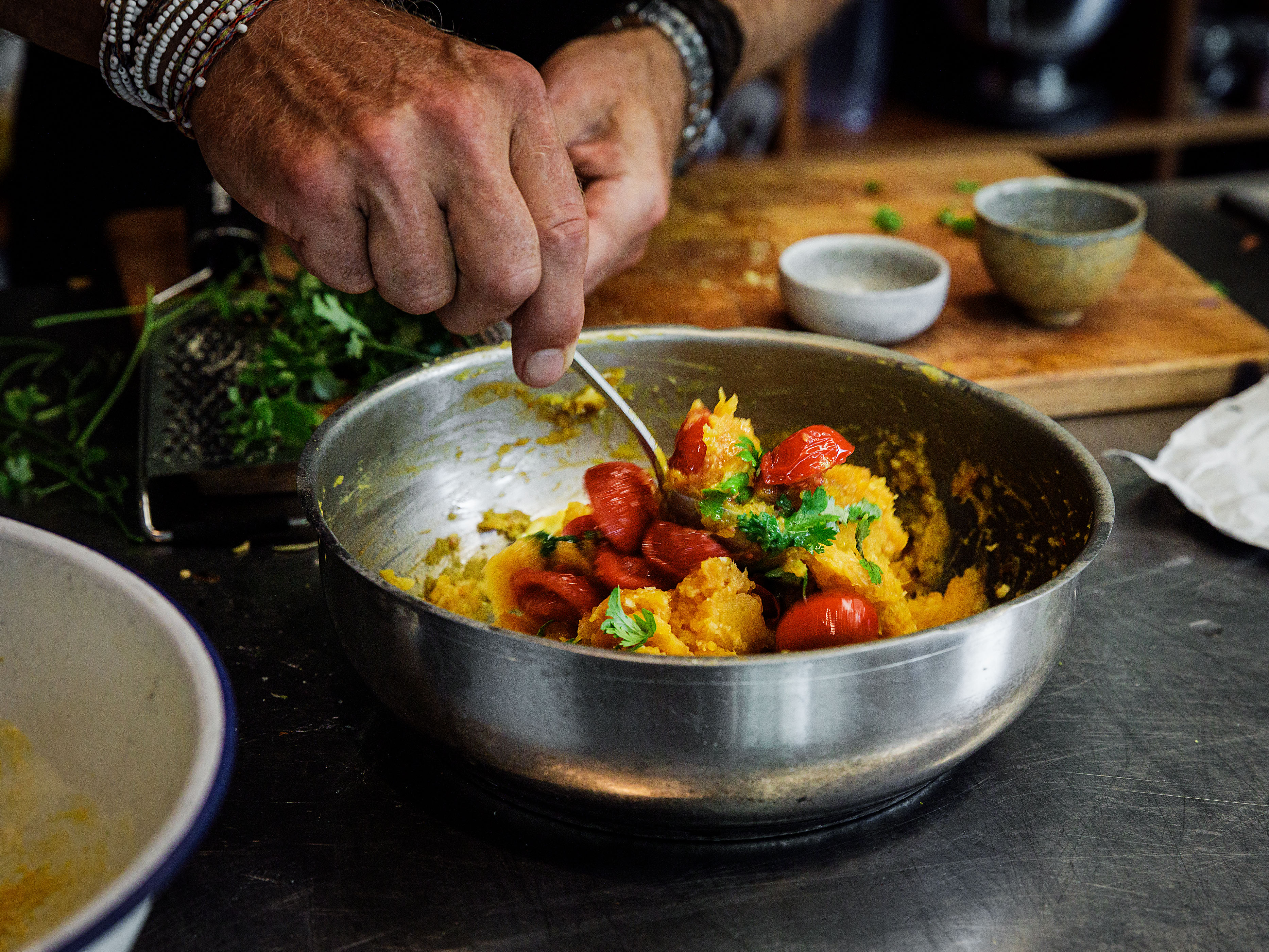 Schritt 3:  Kürbis mit Ingwer, ofengeschmorten Tomaten und Burrata fertigstellen und anrichten