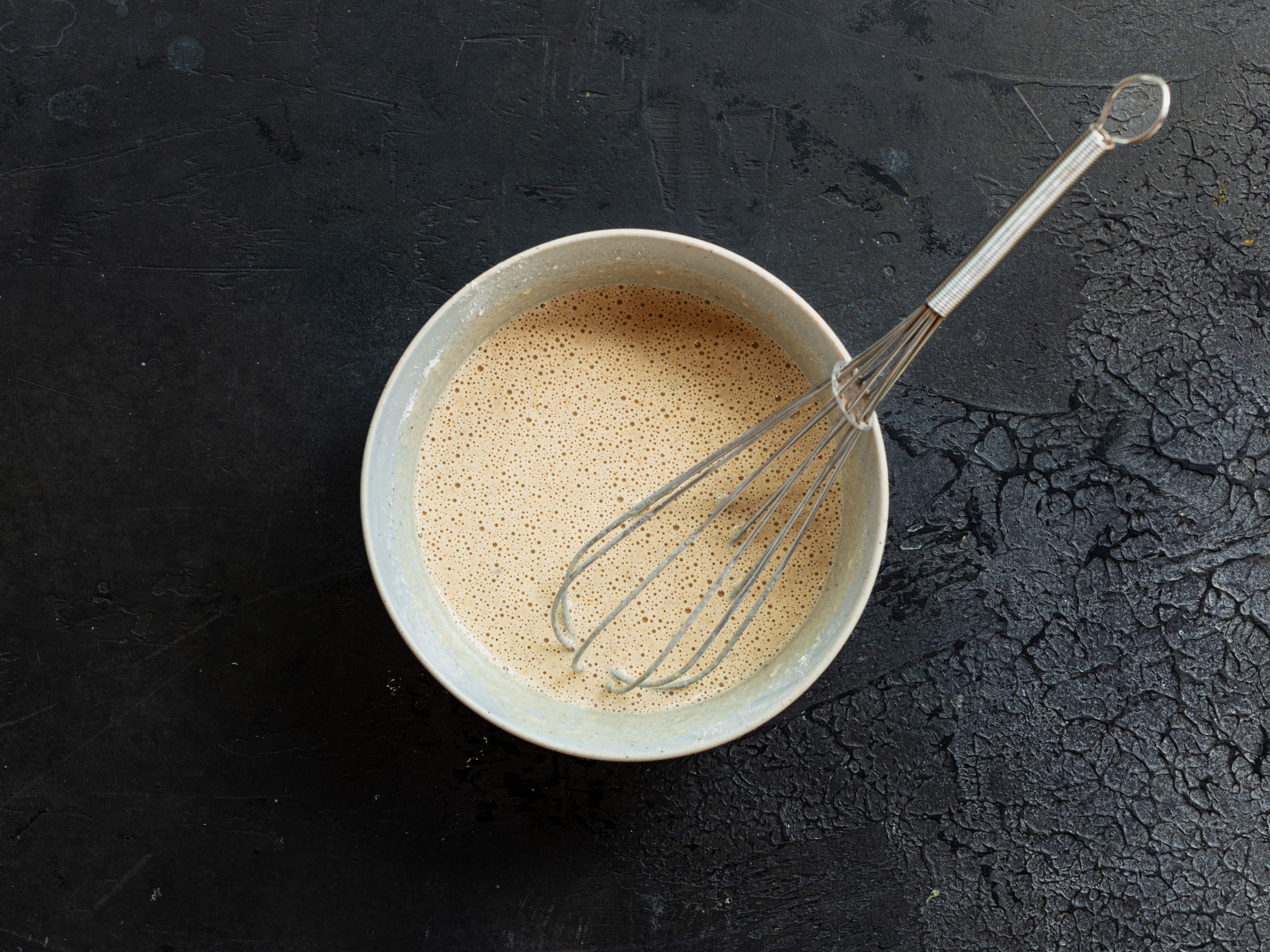 Schritt 1: In einer Schüssel das Buchweizenmehl, die Eier, pflanzliche Milch, 1 TL Salz, Paprikapulver und 1 TL Oregano vermengen, bis ein glatter Teig entsteht