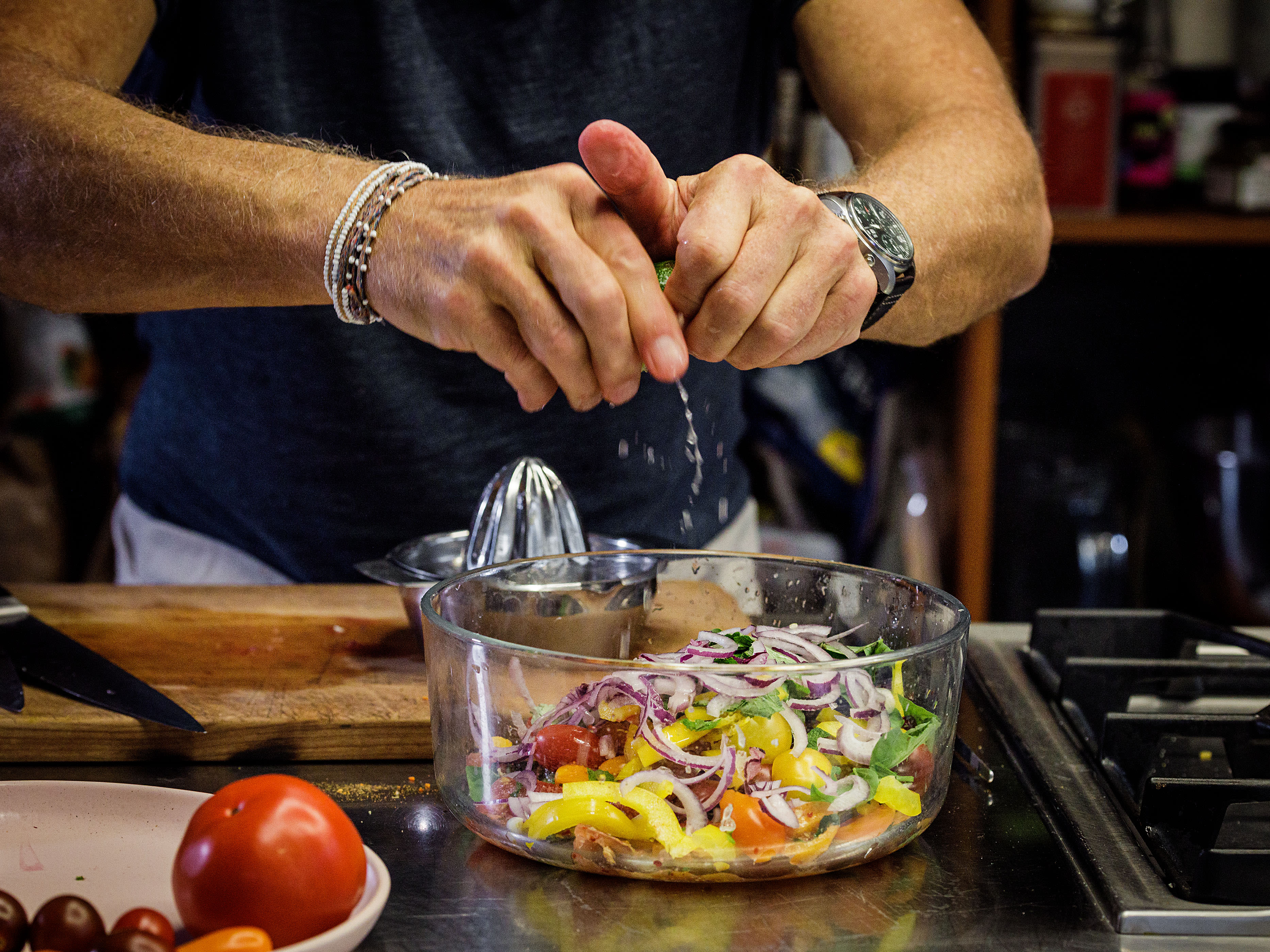 Schritt 1: Zutaten für Tomaten-Granatapfel-Salat vorbereiten und mischen.