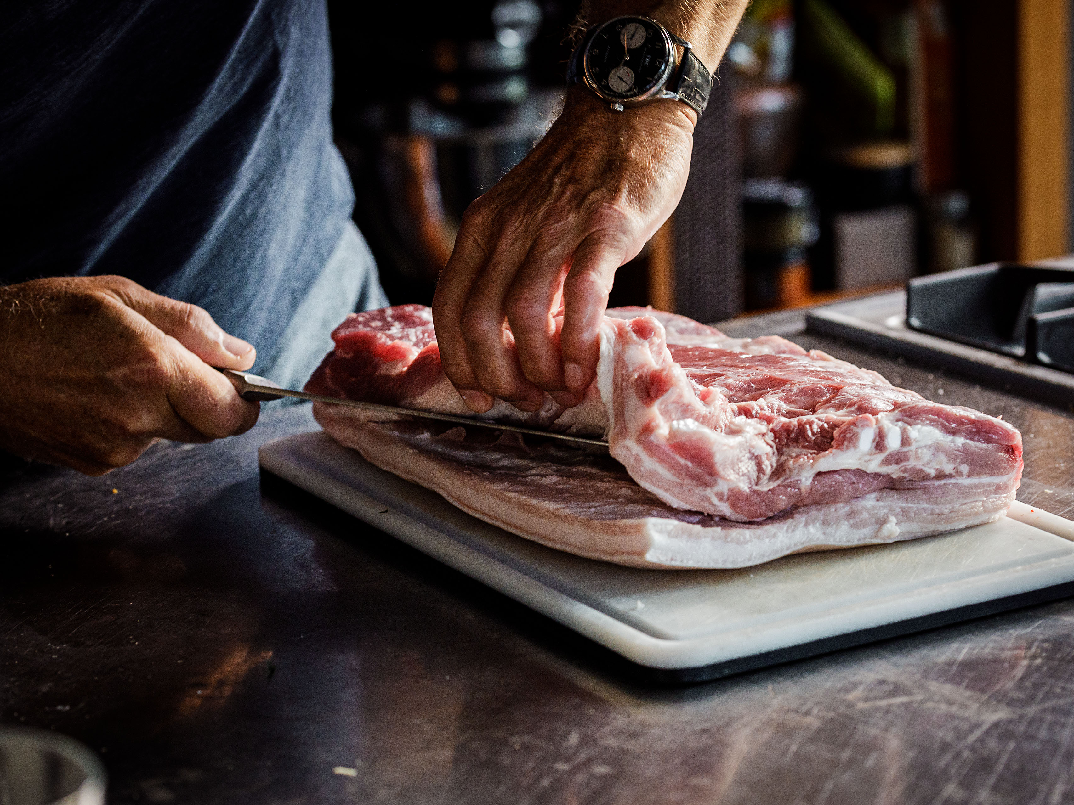 Schritt 2: Auf der Fleischseite mittig bis zur mittleren Fettschicht einschneiden und dann quer nach aussen durchschneiden.