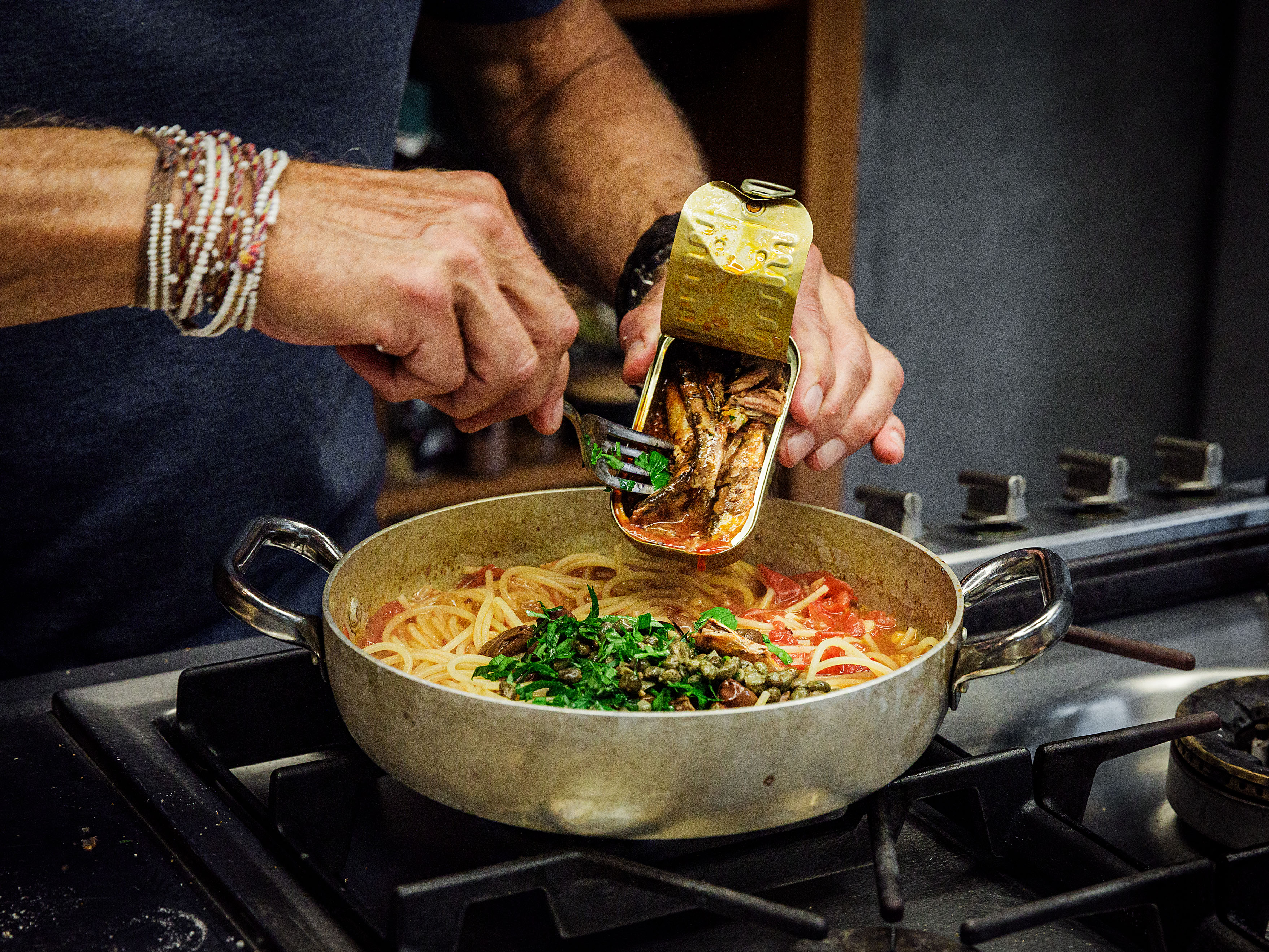 Schritt 3: Sardinen und Petersilie einrühren, bis die Sardinen etwas zerfallen