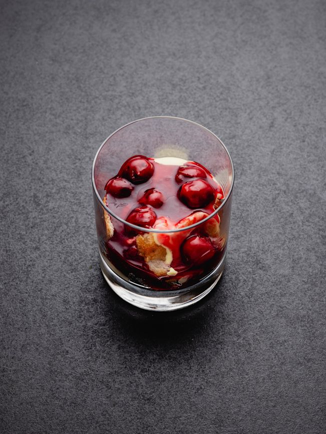 Baba au Rhum mit Vanillecrème und Kirsch-Gewürzkompott Rezept Baba au Rhum mit Vanillecrème und Kirsch-Gewürzkompott Rezept