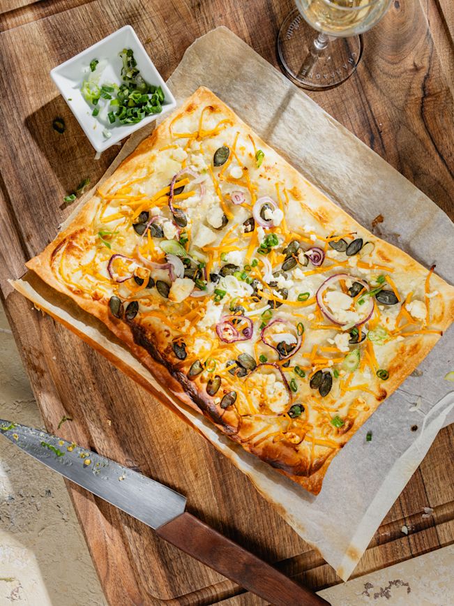 Veganer Flammkuchen mit Tofu und Zucchiniblüten Rezept Veganer Flammkuchen mit Tofu und Zucchiniblüten Rezept