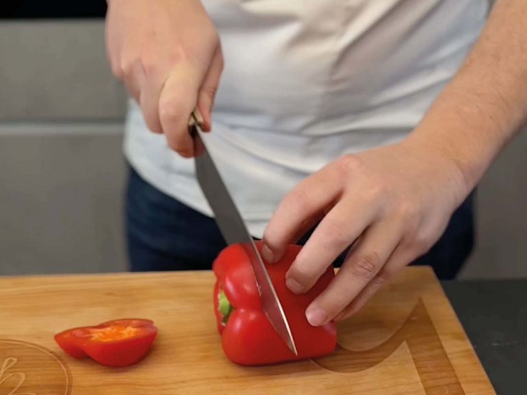 Step 2: Peperoni schneiden Step 2: Peperoni schneiden