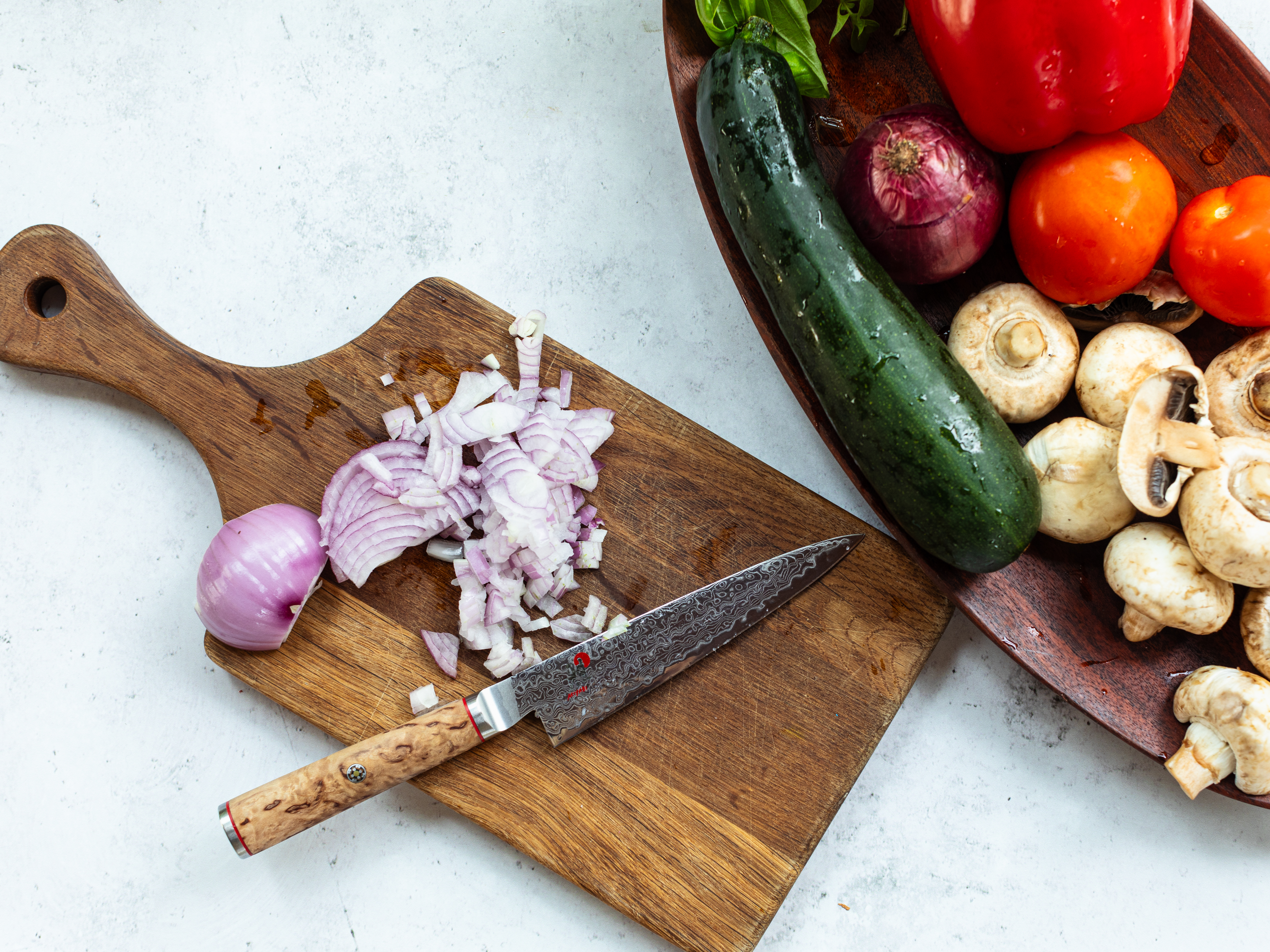 Schritt 2: Die Zwiebel schälen und fein hacken