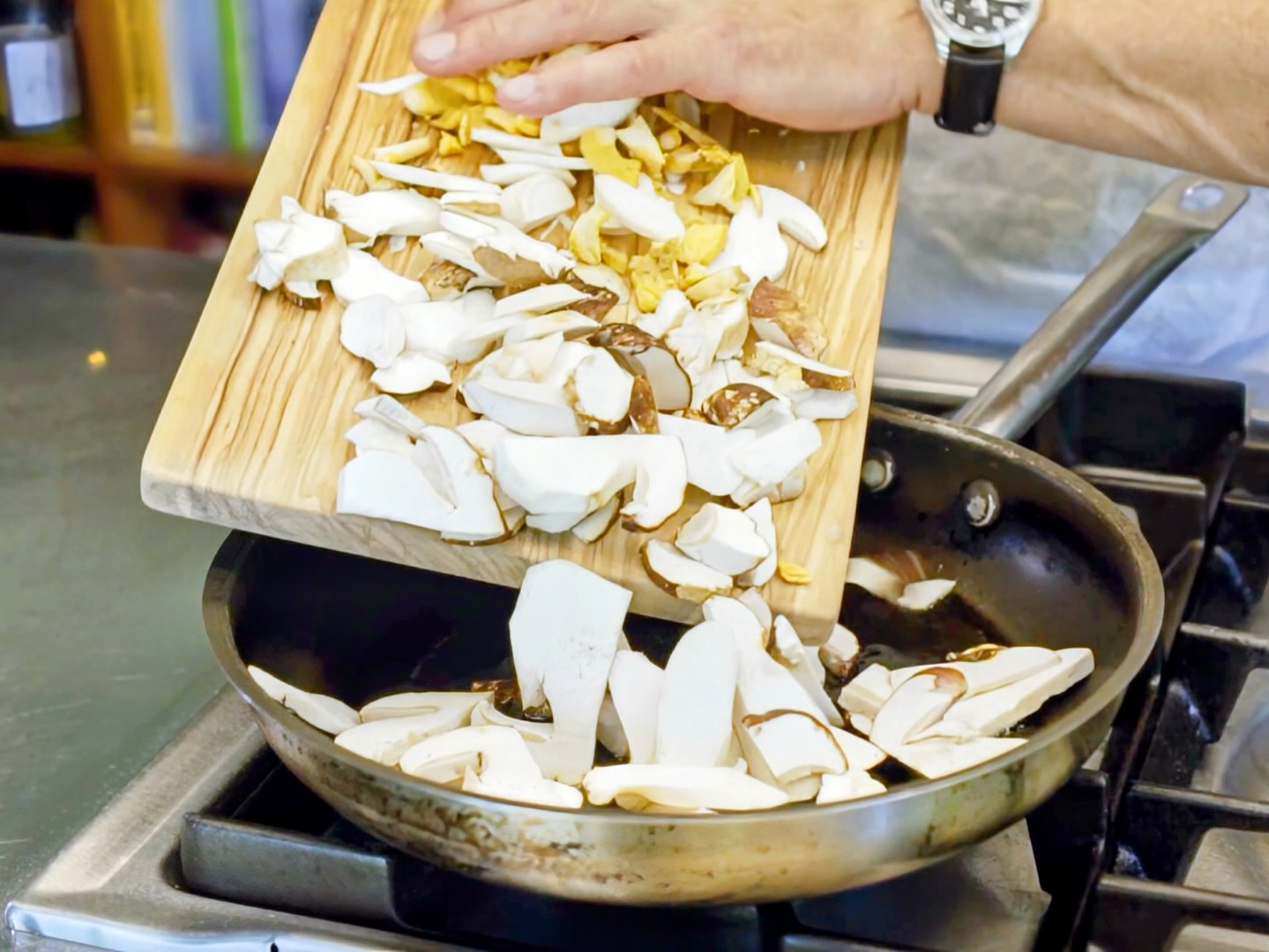 Schritt 1: Zubereitung der Pilzcreme für Artischocken Pilz Bruschetta  