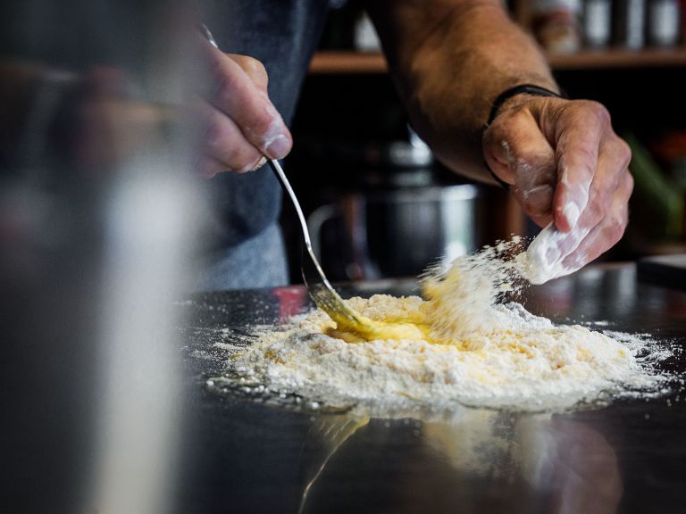 Schritt1. Mehl und Eier vermischen Schritt1. Mehl und Eier vermischen