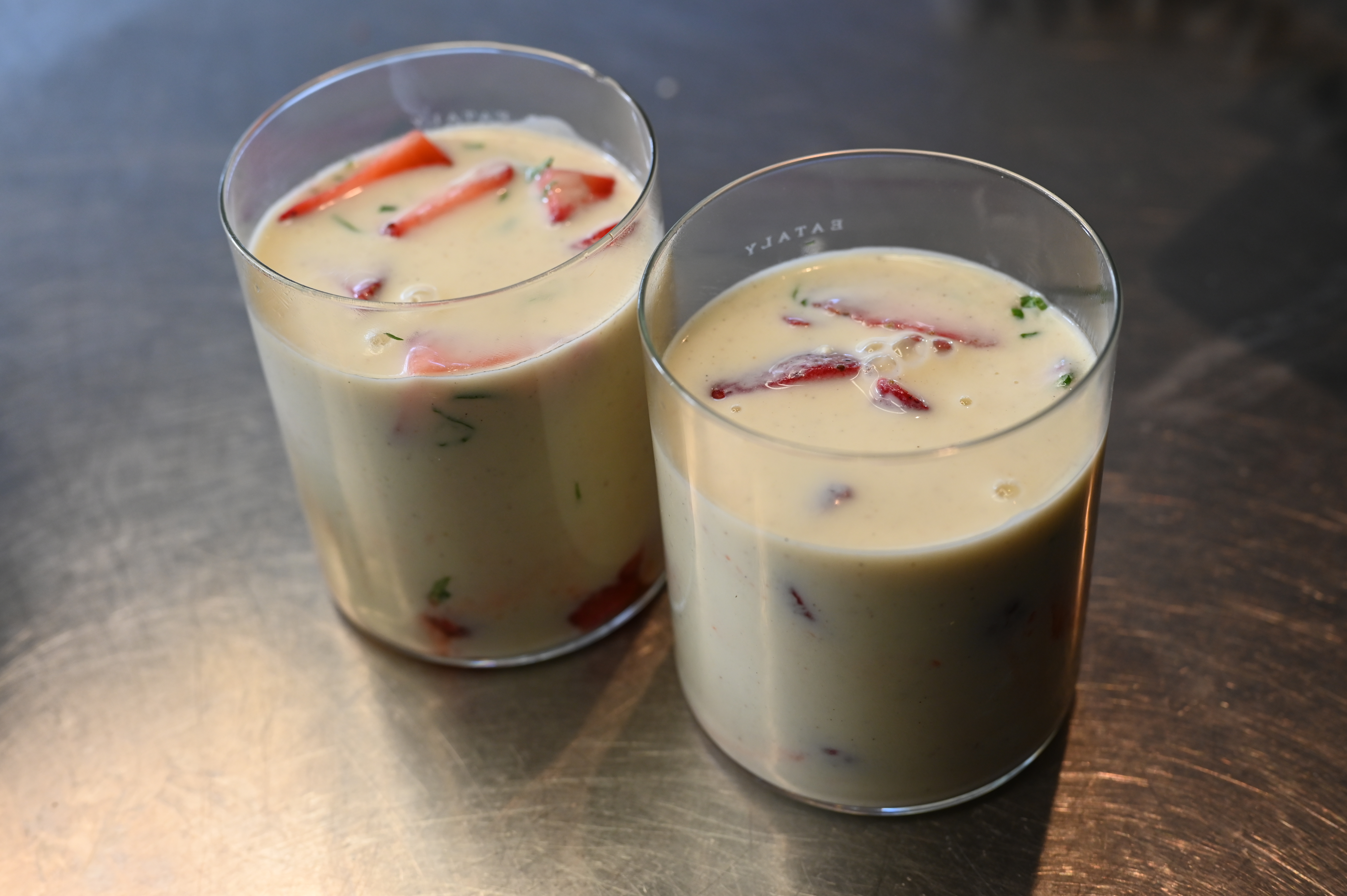 Schritt 3: Die Joghurt-Milch-Mischung verrühren, den Zitronensaft dazugeben und in die Förmchen füllen