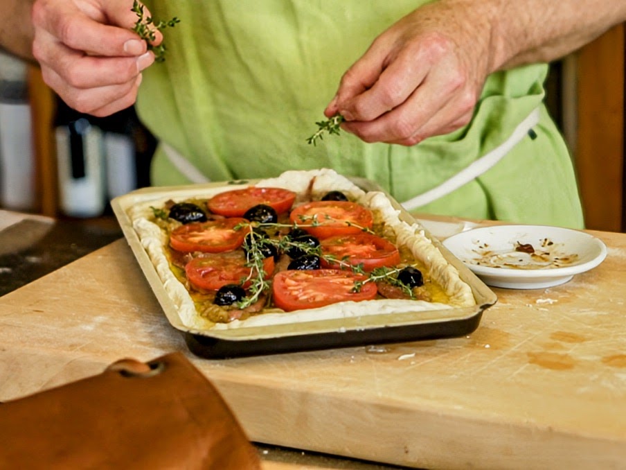 Schritt 2: Pizzaboden belegen und backen