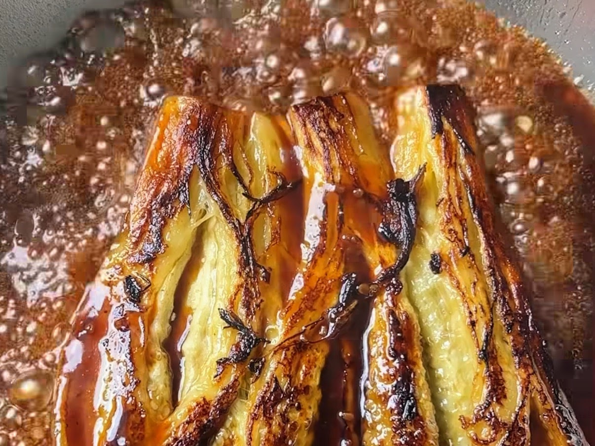 Schritt 2: Aubergine für Miso-glasierte Aubergine anbraten und karamellisieren