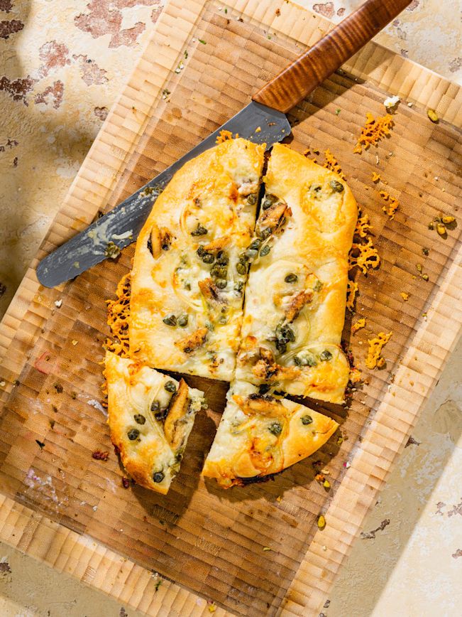 Focaccia mit Kapern, Sardellen und Zwiebeln Rezept Focaccia mit Kapern, Sardellen und Zwiebeln Rezept