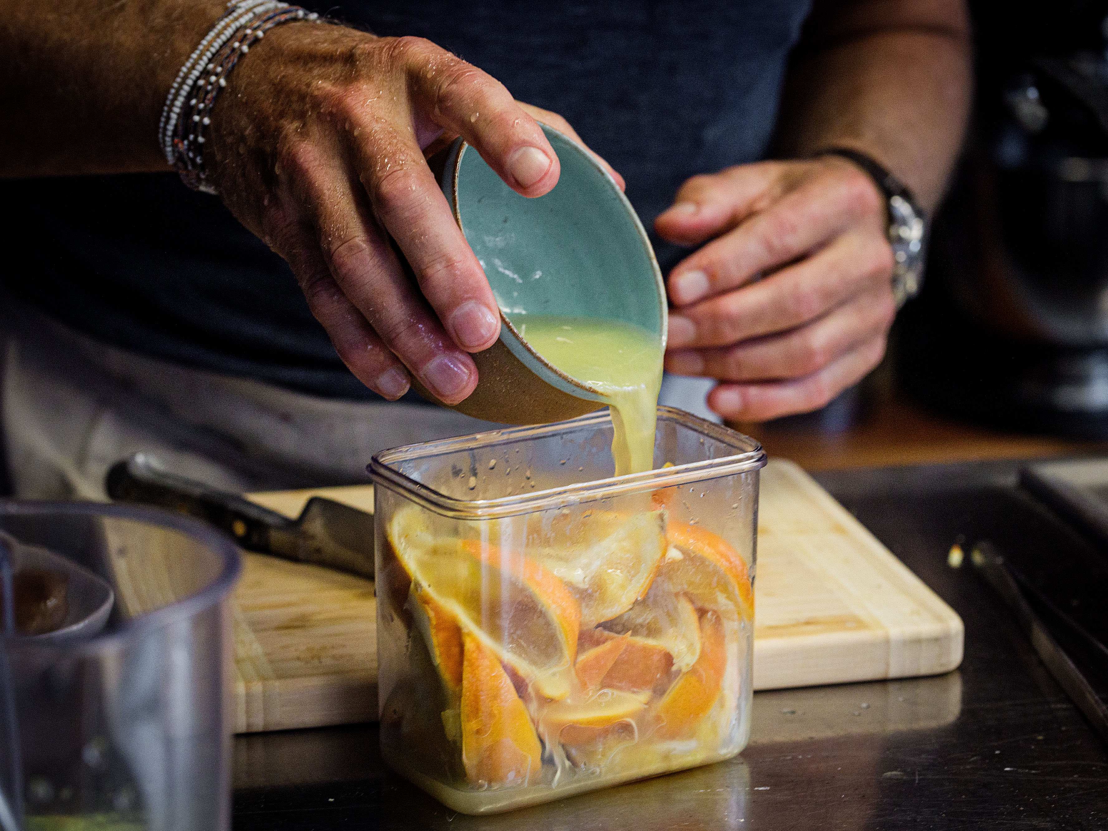 Schritt 1: Orangen für Orangen-mariniertes Huhn in Salz einlegen 