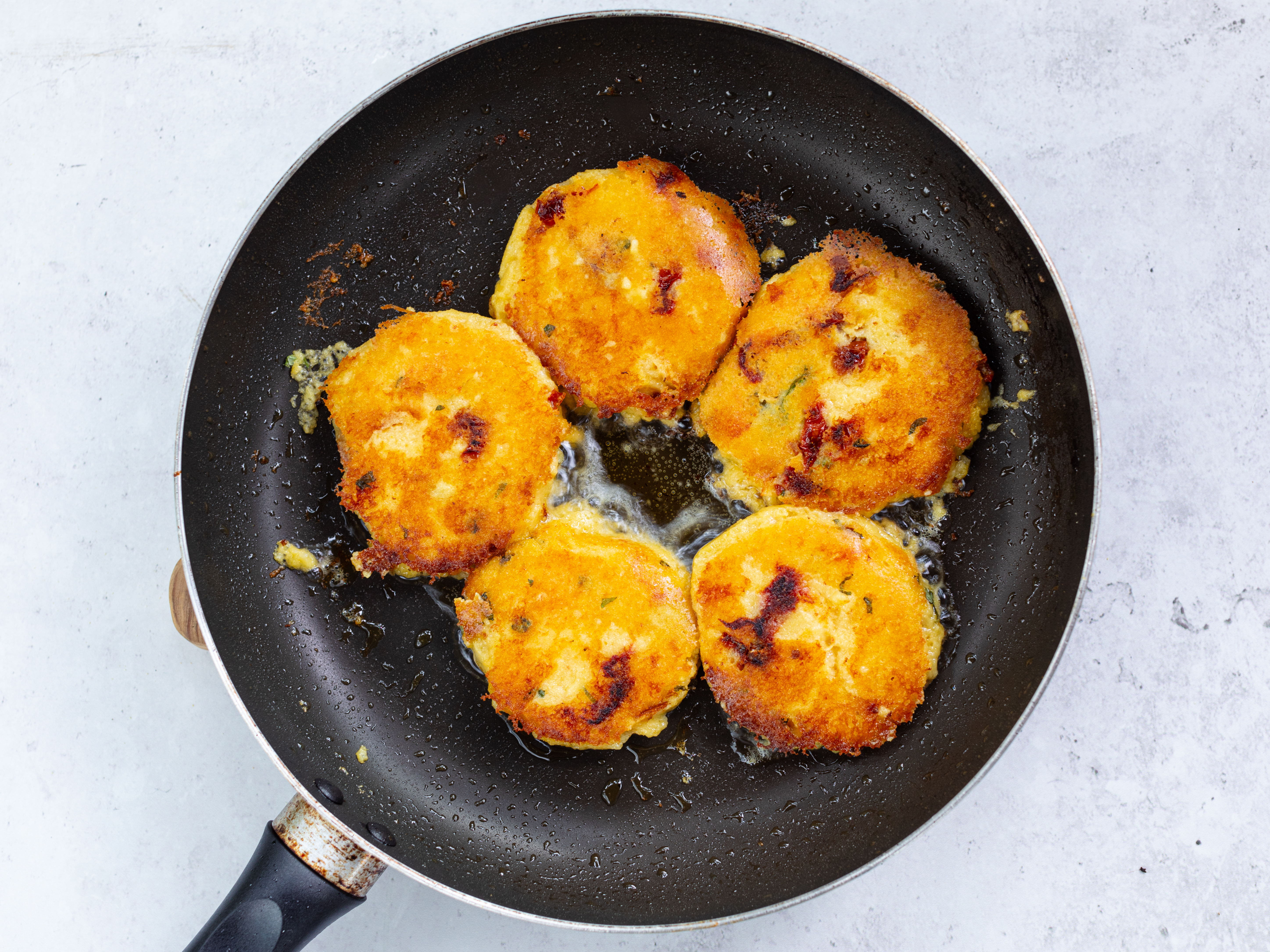 Schritt 4: Knusprige Polenta-Taler backen