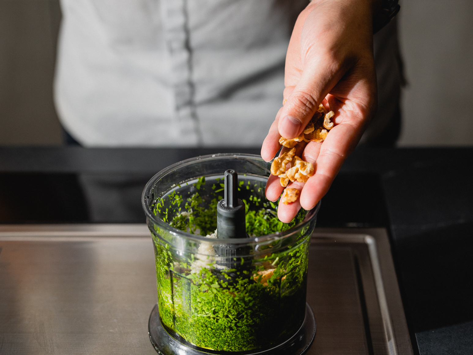 Schritt 1: Zutaten für Rucola-Walnuss-Pesto mit Parmesan vorbereiten 