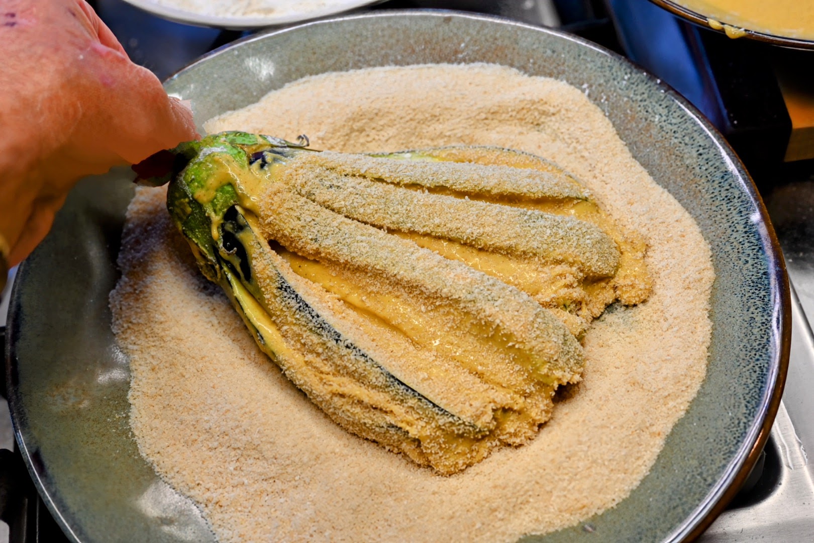 Schritt 2: Auberginen für Gebackenes Auberginenfächer-Steak panieren, ausbacken und servieren