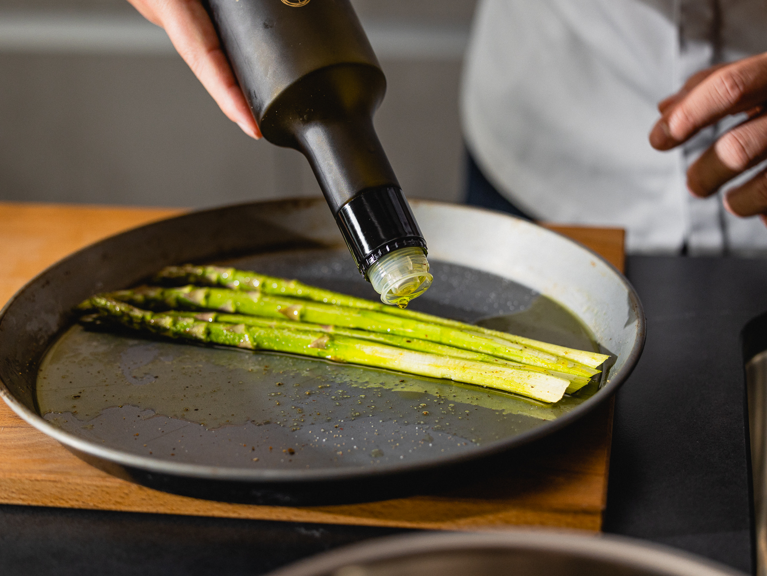 Schritt 2: Spargel für Gnocchi mit Zitronen-Ingwer-Butter und geröstetem Spargel rösten und Sauce fertigstellen