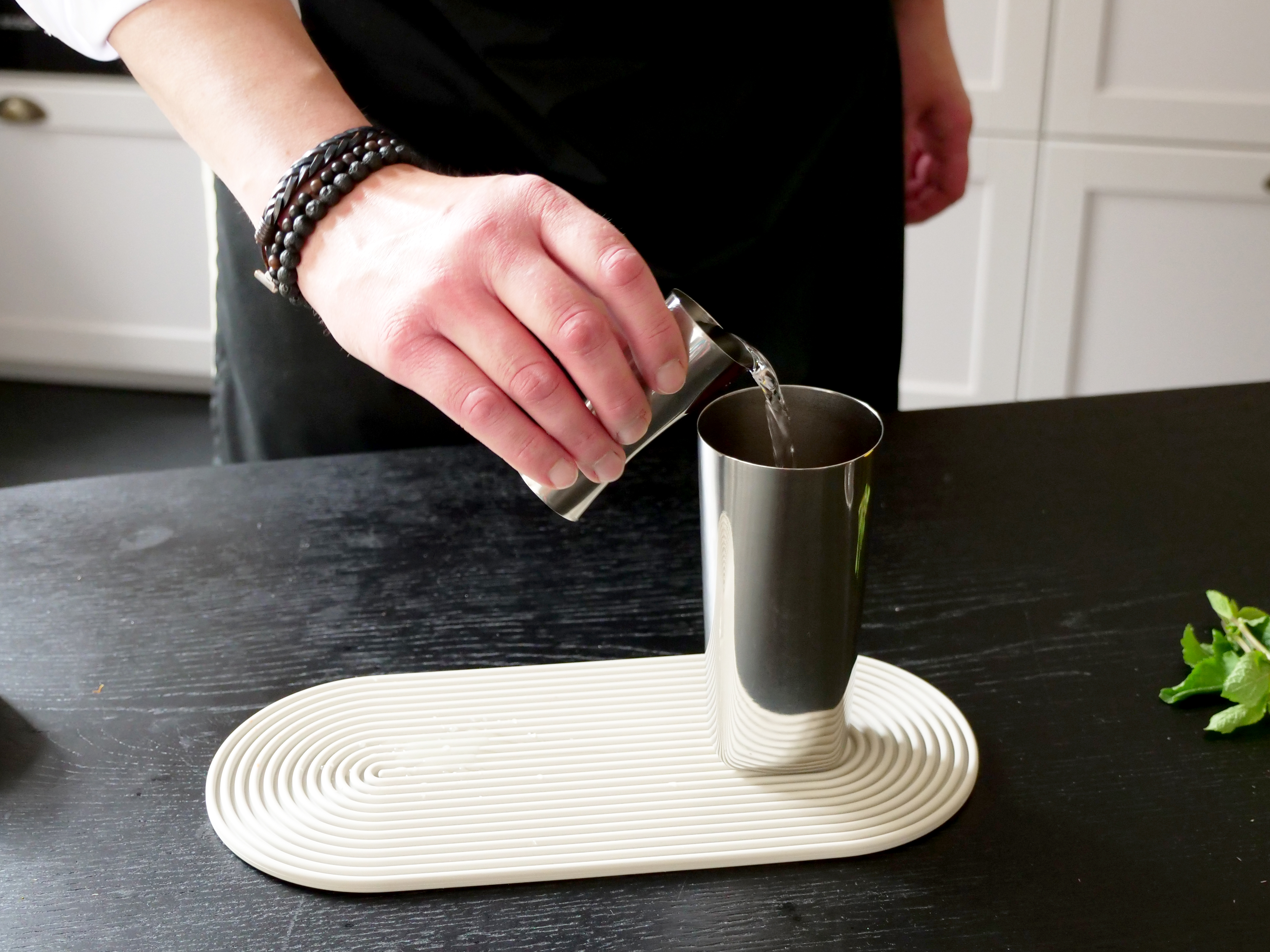 Schritt 2: Gin, Saft & Sirup mischen