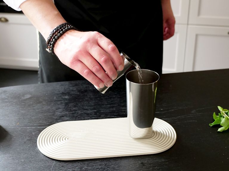 Schritt 2: Gin, Saft & Sirup mischen Schritt 2: Gin, Saft & Sirup mischen