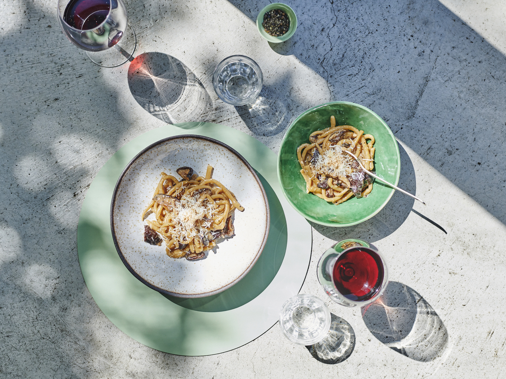 Schritt 9: Pici auf die Teller verteilen, mit geriebenem Pecorino bestreuen und mit Pilzpulver bestäuben