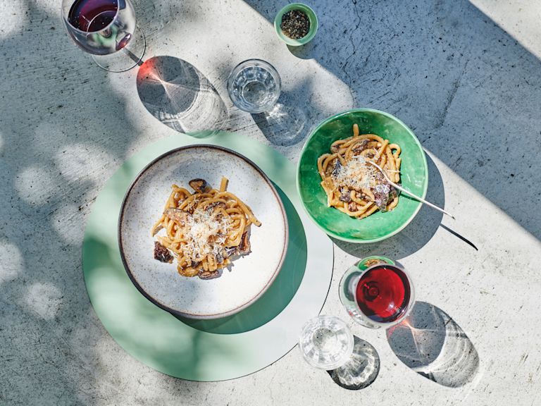 Schritt 9: Pici auf die Teller verteilen, mit geriebenem Pecorino bestreuen und mit Pilzpulver bestäuben Schritt 9: Pici auf die Teller verteilen, mit geriebenem Pecorino bestreuen und mit Pilzpulver bestäuben