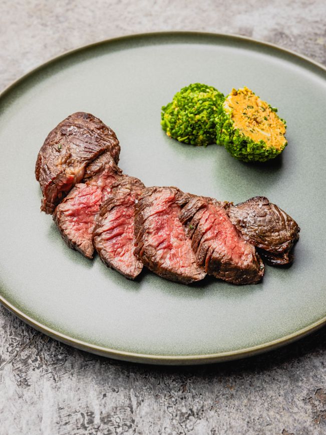 Onglet mit Café de Paris im Schnittlauch-Mantel Rezept Onglet mit Café de Paris im Schnittlauch-Mantel Rezept