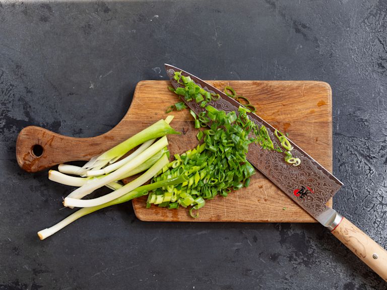 Schritt 3: Zutaten für Asiatische Scherennudeln vorbereiten  Schritt 3: Zutaten für Asiatische Scherennudeln vorbereiten