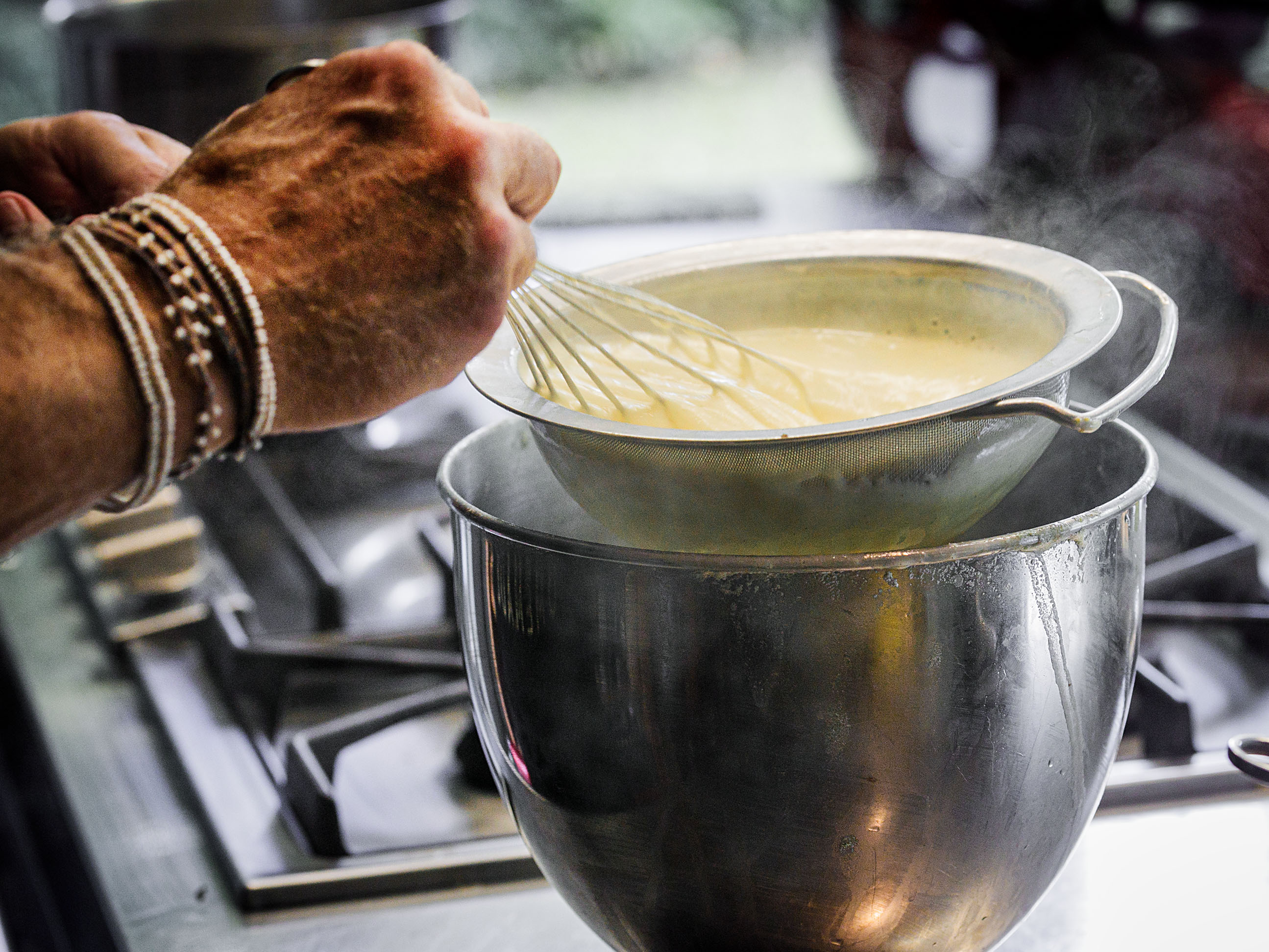 Schritt 4: Zum Schluss den restlichen Rahm steif schlagen und zusammen mit dem Kräuterlikör so lange unter die Creme ziehen, bis sie schön glatt und samtig geworden ist.